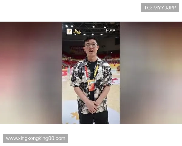 支持家乡球队，说唱巨星埃米纳姆和50美分现场观赛助阵活塞_4